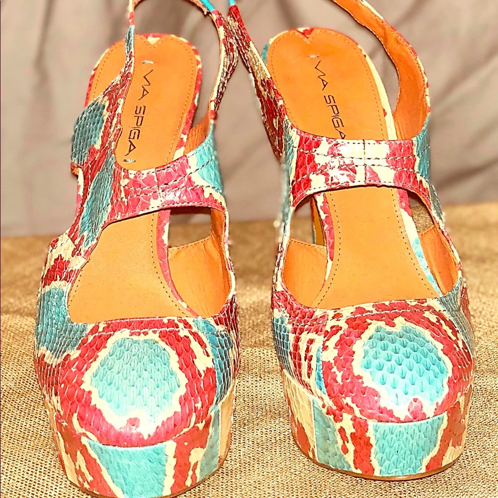 Beautiful NWOT snakeskin pumps